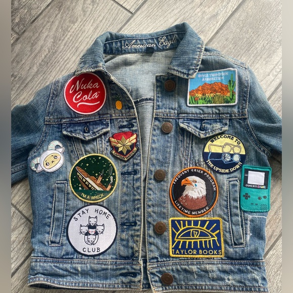 Cropped denim jacket with several patches - Picture 2 of 4